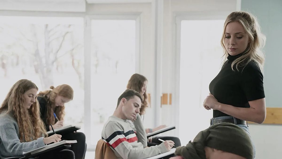 La profesora de Literatura, Laura, deberá luchar contra el sistema judicial en la miniserie de Netflix.