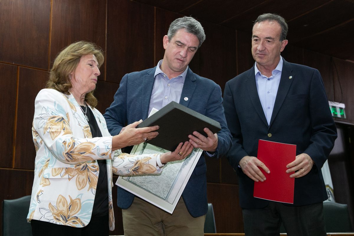 Esther Sanchez y Gabriel Fidel, rectora y vicerrector de la UNCuyo, con Mariano Cantero, del Instituto Balseiro. Esther Sanchez y Gabriel Fidel, rectora y vicerrector de la UNCuyo, con Mariano Cantero, del Instituto Balseiro.