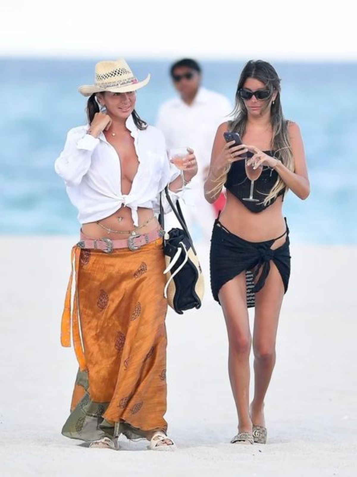 Con estilo cowboy, Karina Jelinek y su novia paralizan las playas de Miami. Con estilo cowboy, Karina Jelinek y su novia paralizan las playas de Miami.