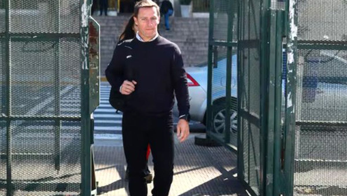 Matías Tabar a la salida de tribunales tras declarar en el caso de Manuel Adorni.