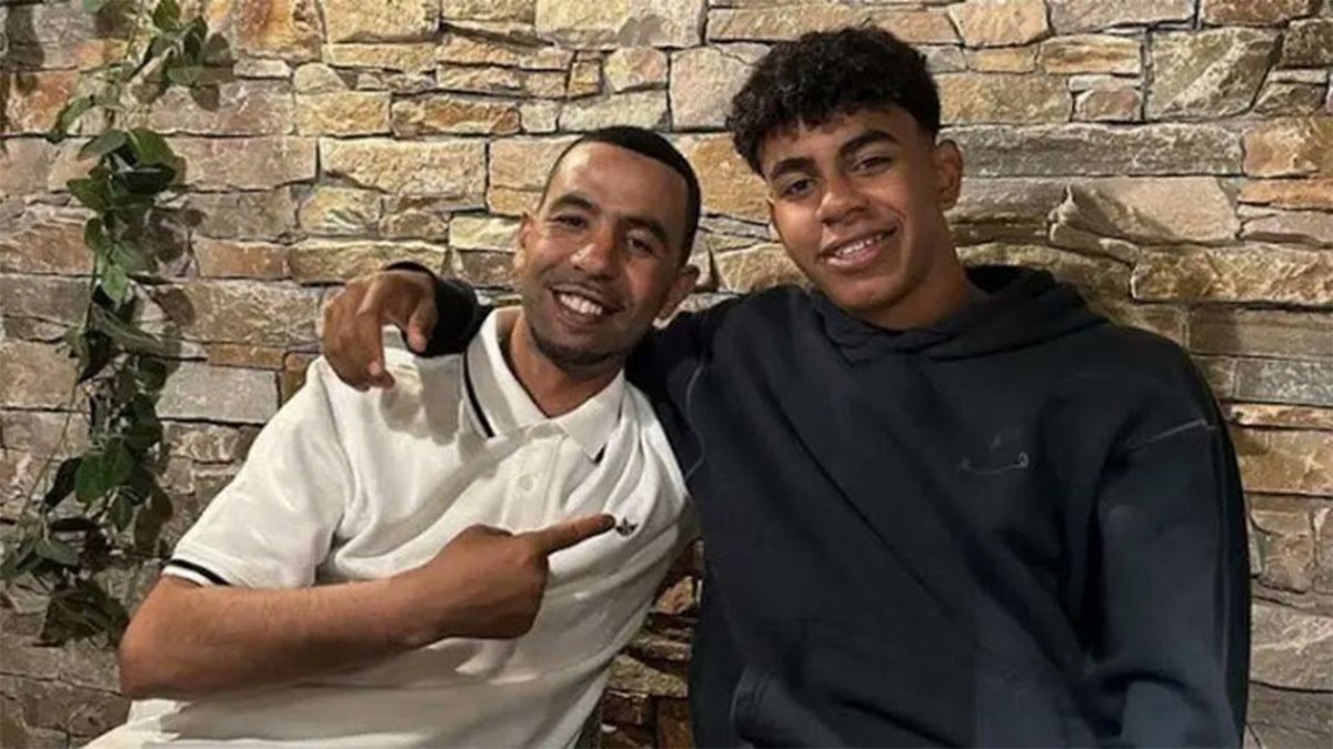 Lamine Yamal está con su padre.