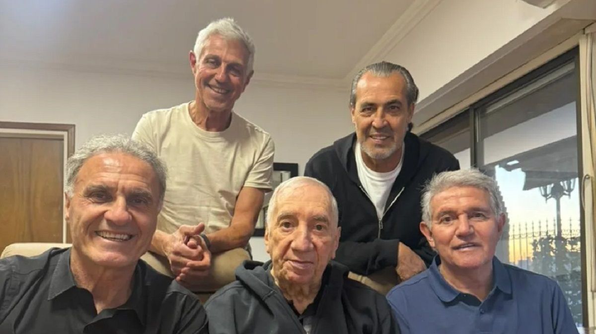 Carlos Bilardo recibió la visita de cuatro campeones del mundo.