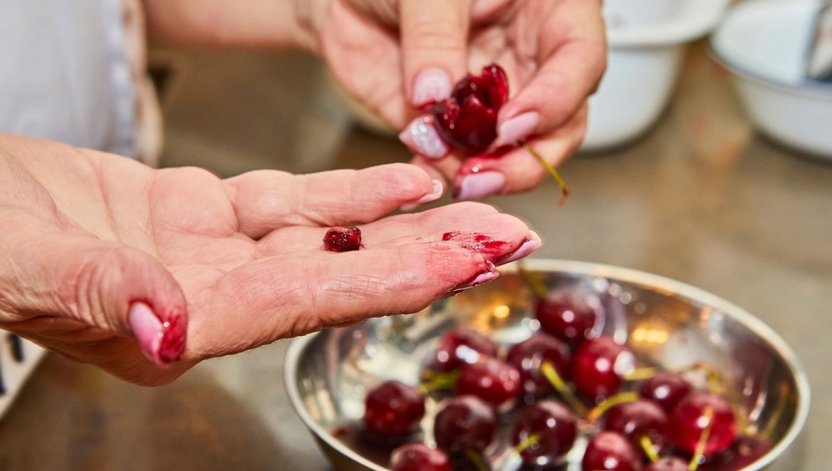Para aprovechar el carozo de la cereza al m&aacute;ximo introd&uacute;celas dentro del recipiente con agua tibia y d&eacute;jalas dentro mientras el agua se ir&aacute; enfriando.