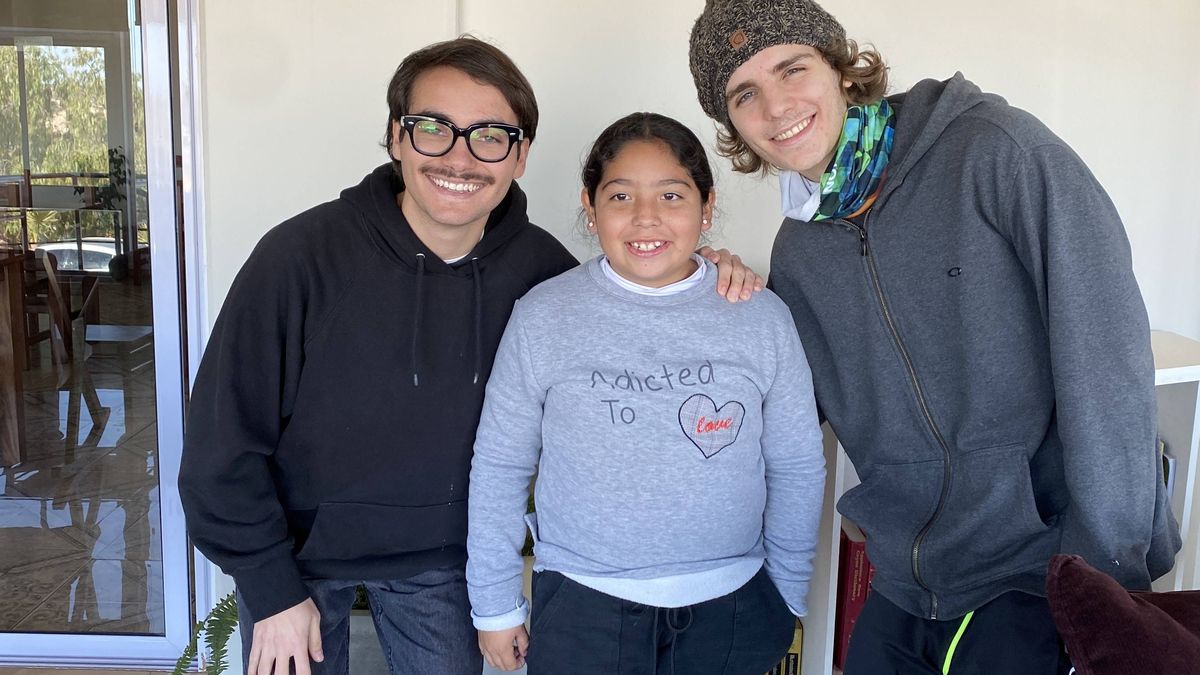 Junto a Mía, la protagonista sanjuanina de su corto, y un productor. Junto a Mía, la protagonista sanjuanina de su corto, y un productor.