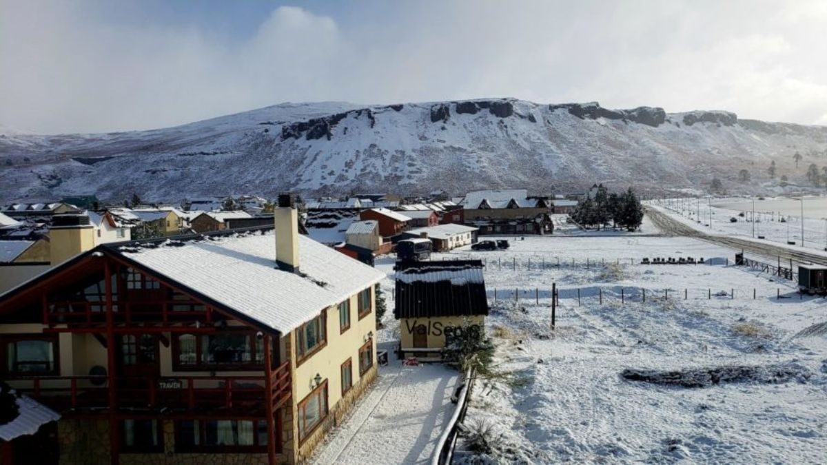 La nieve se hace presente y los centros de equí se preparan para el invierno.