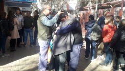 La desesperación de los familiares de los pasajeros del micro del accidente