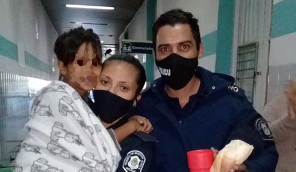 Los héroes: esta es la pareja que encontró a Maia. La mujer policía se sacó su campera para abrigar a la niña desaparecida