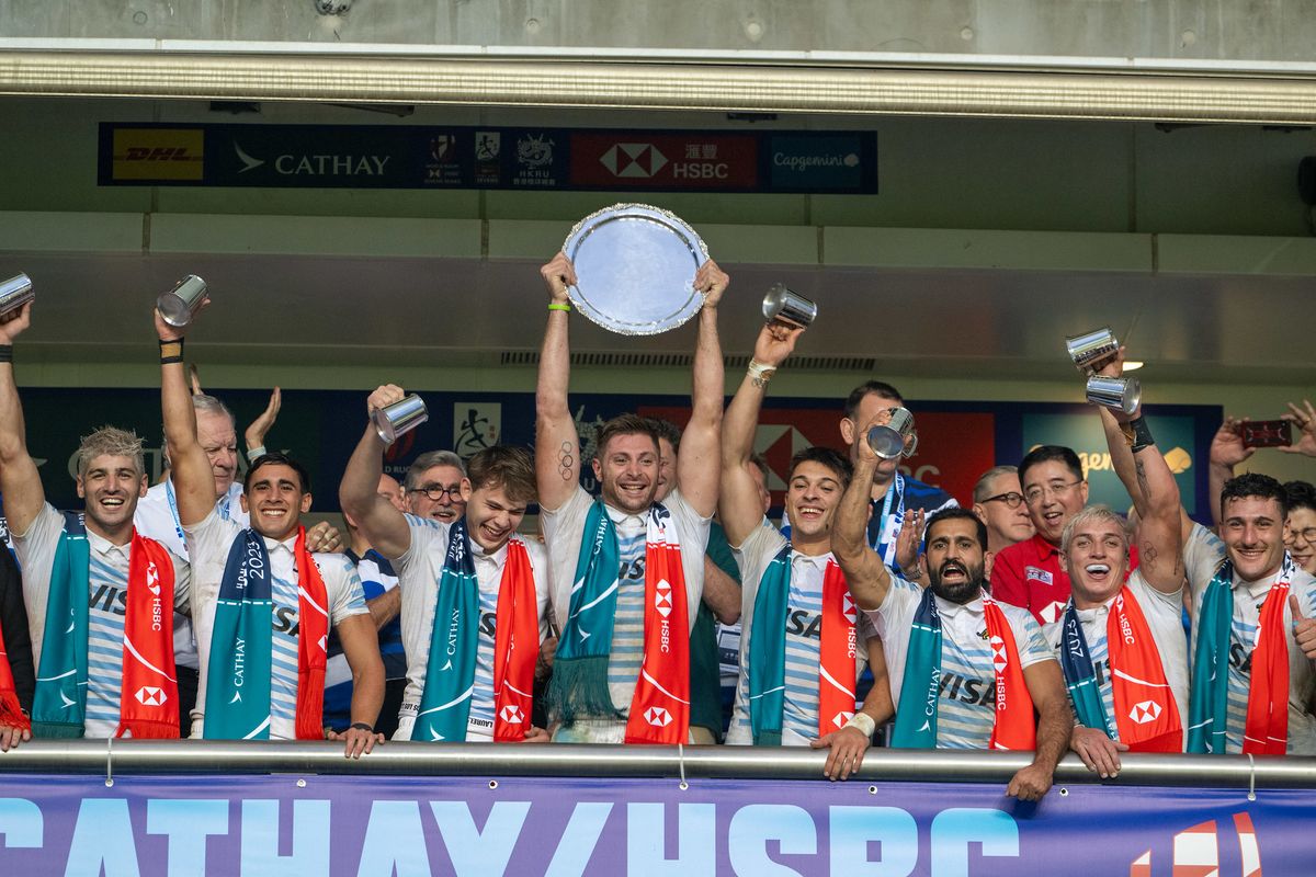 Los Pumas 7s, con Rodrigo Isgró, levantan el trofeo del 5to. puesto en el seven de Hong Kong