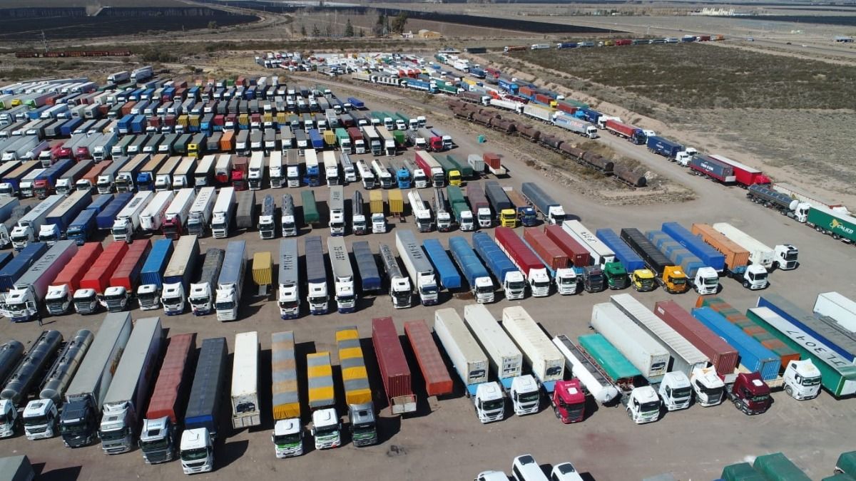 Cientos de camioneros varados en la Destilería por el cierre del paso Cristo Redentor. Este miércoles podrán comenzar a cruzar a Chile.