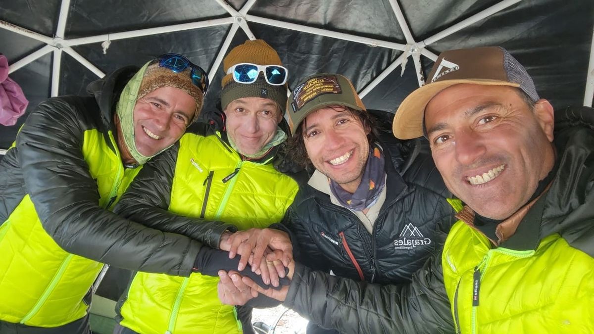 Hay equipo. Los expedicionistas de El Siete están listos para avanzar hacia la cima del Aconcagua: Nacho, Pablo, Adrián y Gerardo. Hay equipo. Los expedicionistas de El Siete están listos para avanzar hacia la cima del Aconcagua: Nacho, Pablo, Adrián y Gerardo.