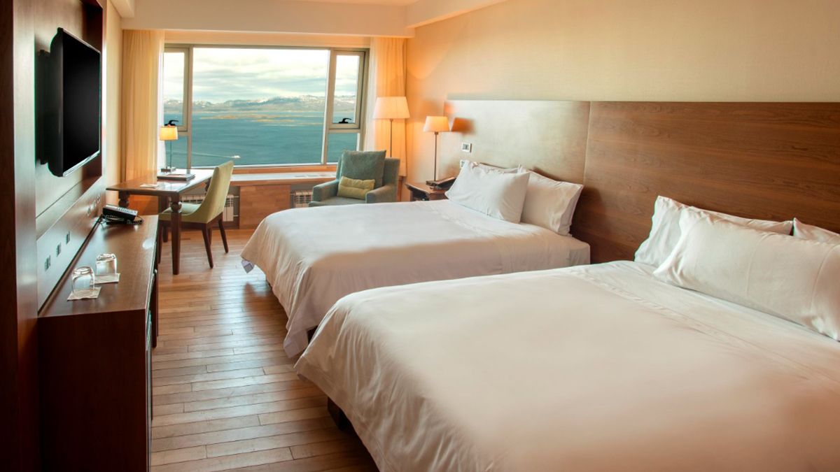Las habitaciones de este exclusivo hotel de Ushuaia ofrece vistas increíbles que combinan montañas con el Canal de Beagle Las habitaciones de este exclusivo hotel de Ushuaia ofrece vistas increíbles que combinan montañas con el Canal de Beagle