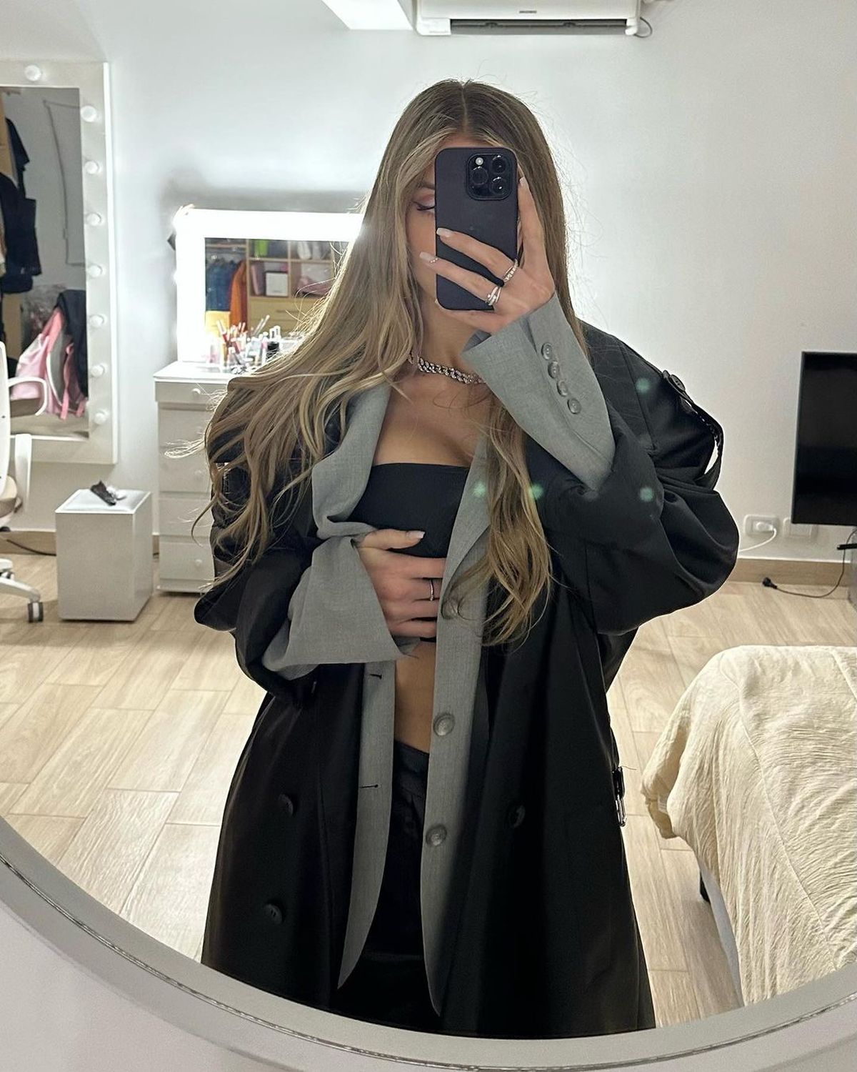 Romina Malaspina se destapa y presume su escotazo como nunca antes.