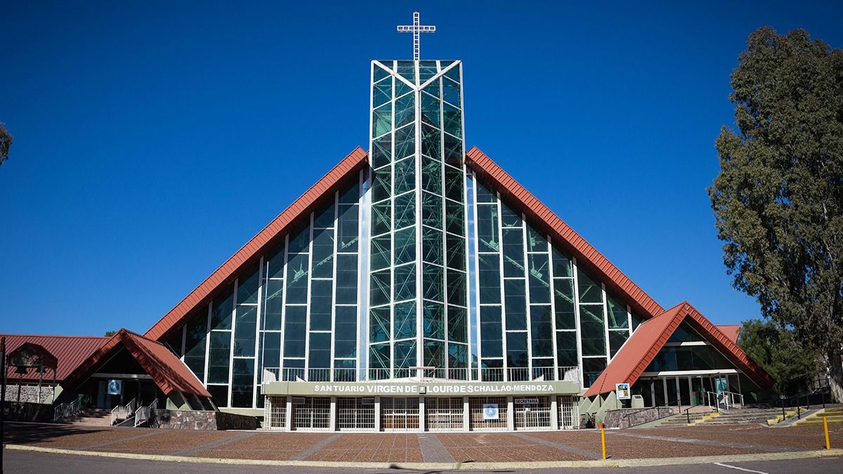 La Iglesia nueva comenzó a construirse en 1980 y concluyó en 1996. El padre Konrad Pucher, guía del lugar, contó que se realizó en base a las donaciones de los creyentes. La Iglesia nueva comenzó a construirse en 1980 y concluyó en 1996. El padre Konrad Pucher, guía del lugar, contó que se realizó en base a las donaciones de los creyentes.