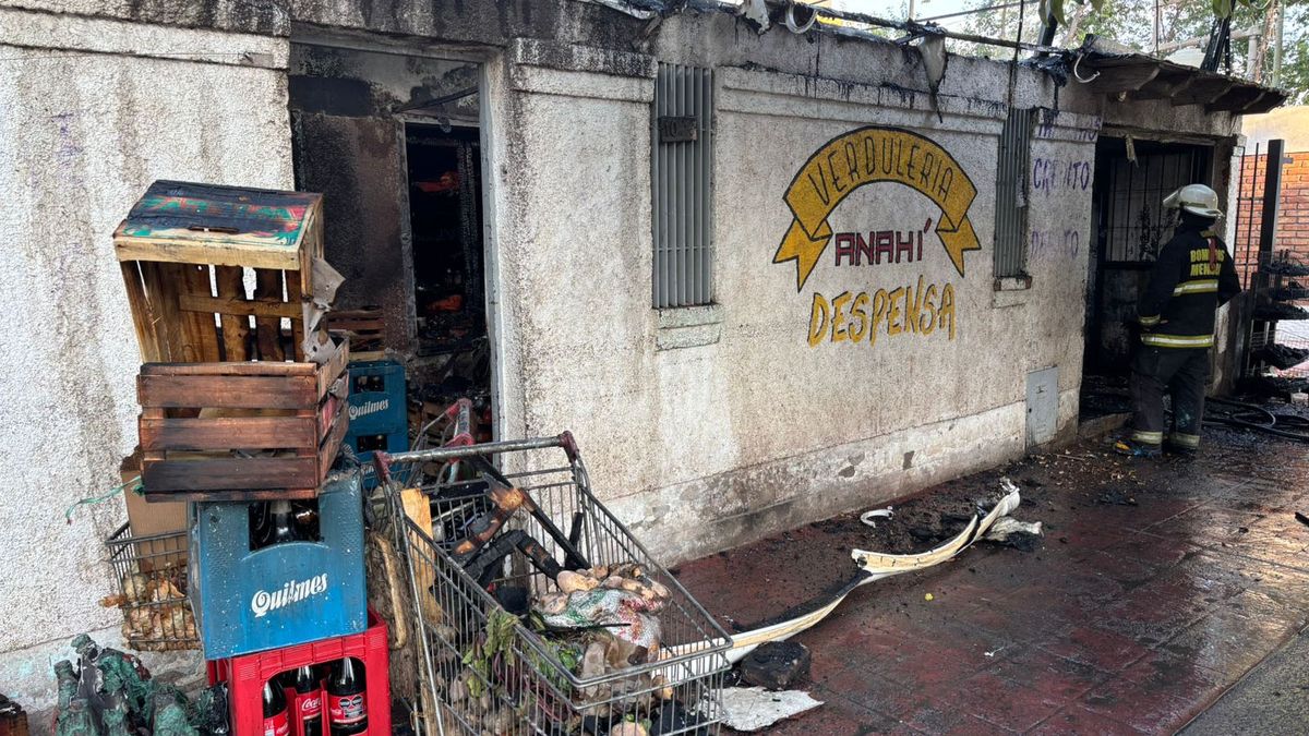 Por el incendio en una verdulería de Las Heras los Bomberos confirmaron que las pérdidas fueron totales. Por el incendio en una verdulería de Las Heras los Bomberos confirmaron que las pérdidas fueron totales.