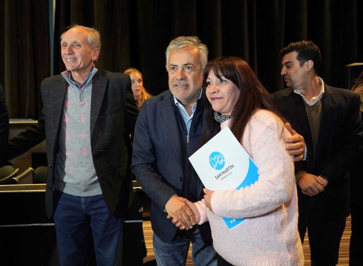 El gobernador Alfredo Cornejo entregó escrituras a 34 familias en el Este provincial. El gobernador Alfredo Cornejo entregó escrituras a 34 familias en el Este provincial.