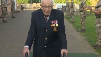 El Capitán Tom Moore, veterano de la segunda guerra mundial de 99 años, caminó 100 vueltas y recaudó una cifra millonaria