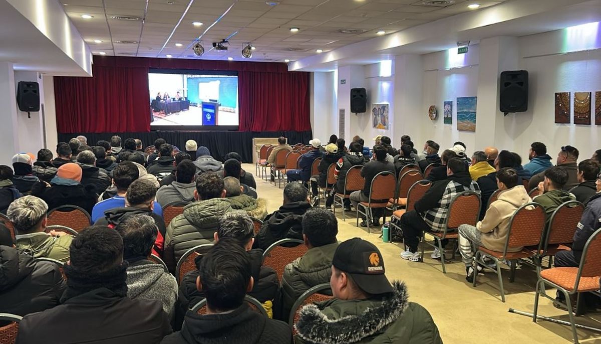 Sala llena en el inicio de la audiencia en Uspallata.