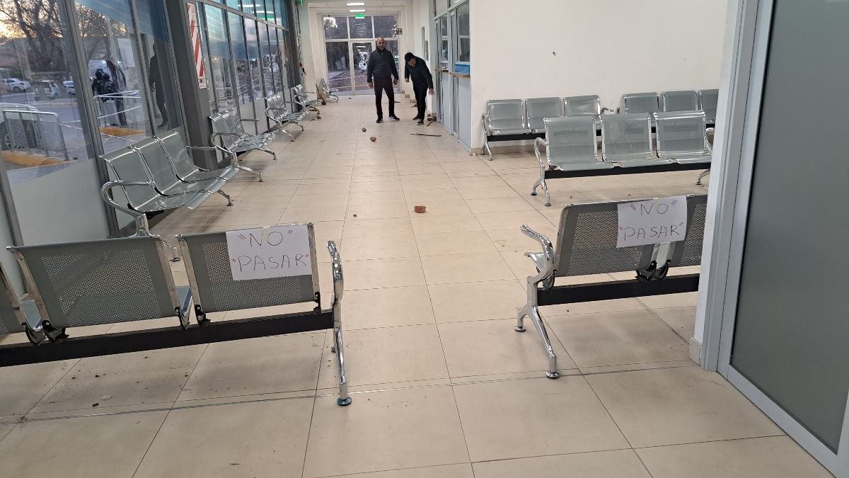 Los destrozos en la terminal de ómnibus de San Martín, tras la batalla entre bandas de la madrugada del sábado. Los destrozos en la terminal de ómnibus de San Martín, tras la batalla entre bandas de la madrugada del sábado.