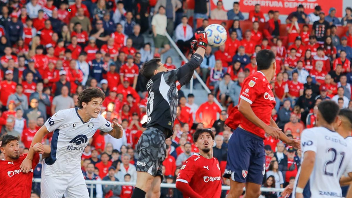 Independiente Rivadavia dej&oacute; todo pero no le alcanz&oacute; ante Independiente de Avellaneda.