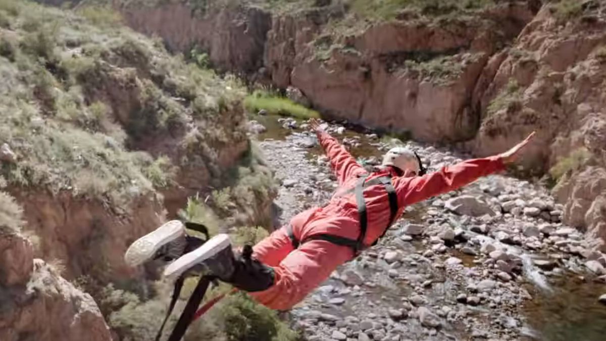 Mike Amigorena haciendo puenting. No necesitó ningún doble y se animó al vértigo y a la adrenalina que caracterizan esta actividad. Mike Amigorena haciendo puenting. No necesitó ningún doble y se animó al vértigo y a la adrenalina que caracterizan esta actividad.
