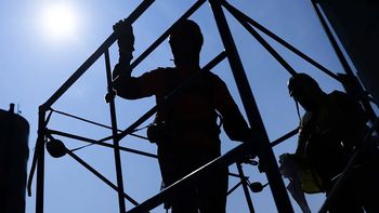 Estados Unidos prohíbe que inmigrantes indocumentados accedan a programas de empleo