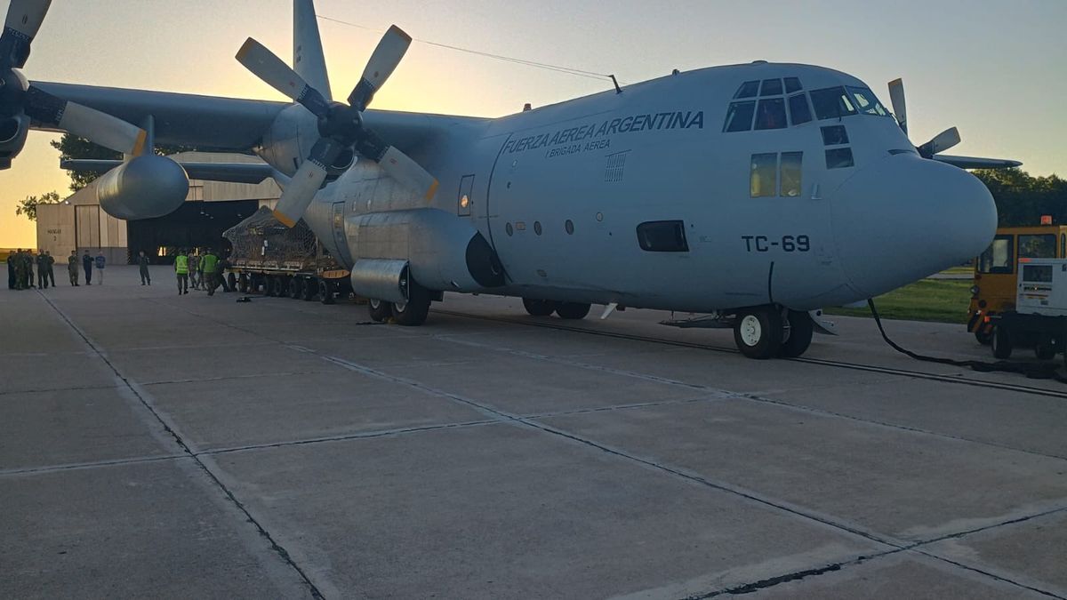 Desde Dinamarca, el Hércules C-130 de la Fuerza Aérea Argentina arribó al país con el primero de los aviones de combate F-16. Llegó desarmado. Desde Dinamarca, el Hércules C-130 de la Fuerza Aérea Argentina arribó al país con el primero de los aviones de combate F-16. Llegó desarmado.