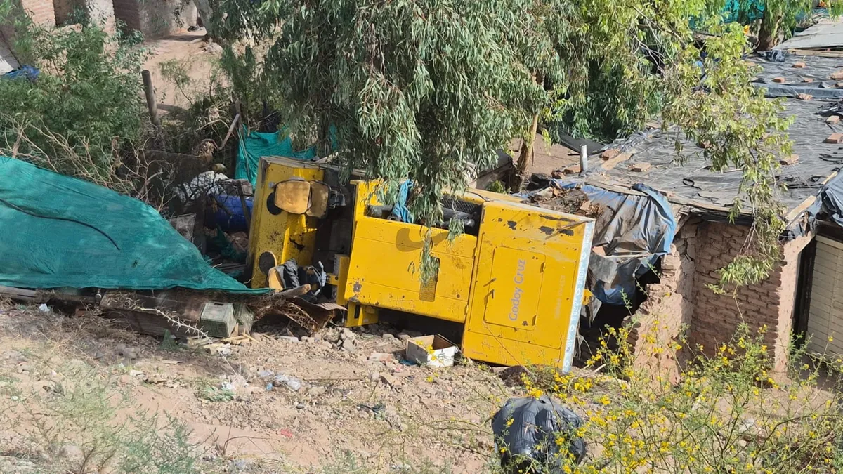 La inmensa m&aacute;quina caus&oacute; destrozos en la casa de Godoy Cruz. 