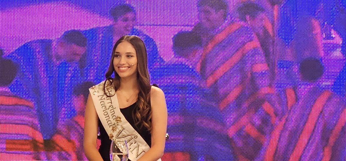 Rocío Neila tiene 20 años, estudia Abogacía. Representó al distrito Pareditas de San Carlos. Es la Virreina Nacional de la Vendimia 2024. Rocío Neila tiene 20 años, estudia Abogacía. Representó al distrito Pareditas de San Carlos. Es la Virreina Nacional de la Vendimia 2024.