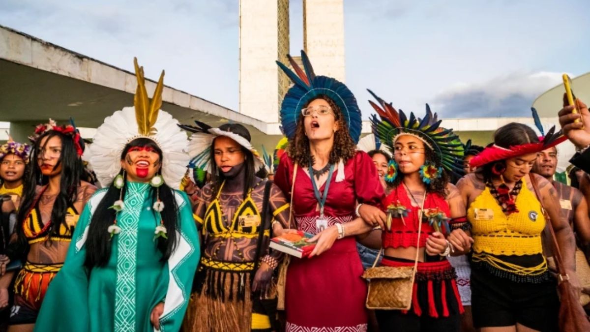Mujeres indígenas participan en una manifestación anual frente al Congreso de Brasil en abril de 2023. Las tierras de las comunidades tradicionales están en el punto de mira de empresas extranjeras para negociar créditos de carbono en la Amazonía, lo que preocupa a autoridades y activistas (Imagen: Ana Pessoa / Mídia NINJA, CC BY-NC) Mujeres indígenas participan en una manifestación anual frente al Congreso de Brasil en abril de 2023. Las tierras de las comunidades tradicionales están en el punto de mira de empresas extranjeras para negociar créditos de carbono en la Amazonía, lo que preocupa a autoridades y activistas (Imagen: Ana Pessoa / Mídia NINJA, CC BY-NC)