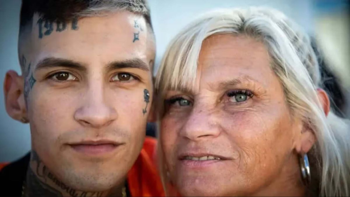 L-Gante junto a su madre. La mujer también fue acusada por maltrato por un cobarador de la familia L-Gante junto a su madre. La mujer también fue acusada por maltrato por un cobarador de la familia