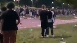 Los estudiantes de distintos colegios festejaban el fin de curso en Parque Chacabuco, y se originó una pelea a botellazos que dejó a tres adolescentes heridos