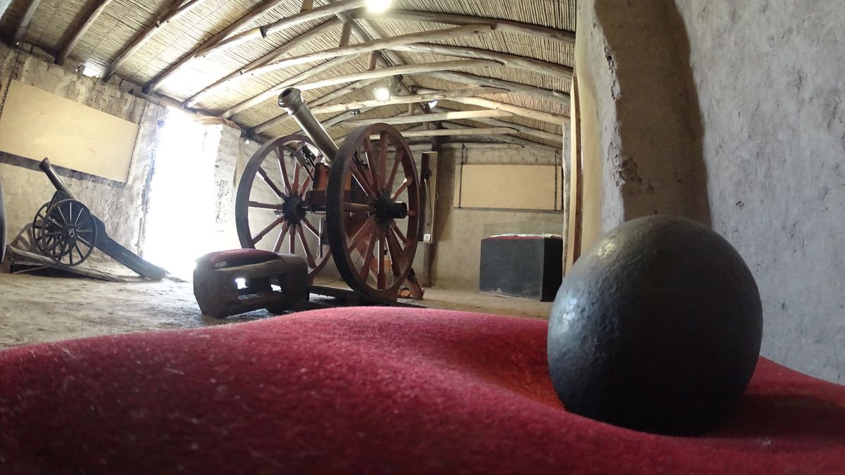 Barraca que muestra el armamento que tenía el ejército comandado por el General José de San Martin, para el cruce a Chile. Foto: Fernando Martínez/Diario UNO