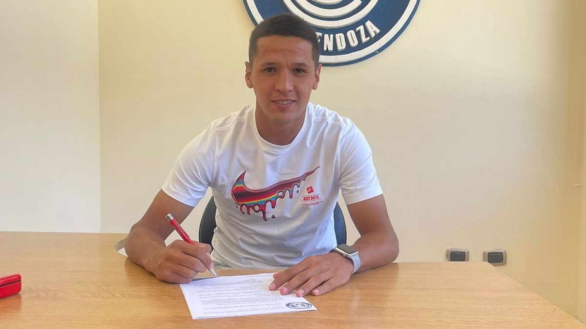 Alex Arce firmó su contrato en Independiente Rivadavia. Su vínculo es por tres años.