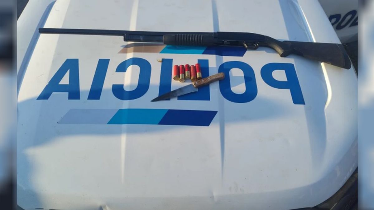 La escopeta del jubilado con la que hirió a tres menores y el cuchillo de una de las atacantes que fueron secuestrados La escopeta del jubilado con la que hirió a tres menores y el cuchillo de una de las atacantes que fueron secuestrados