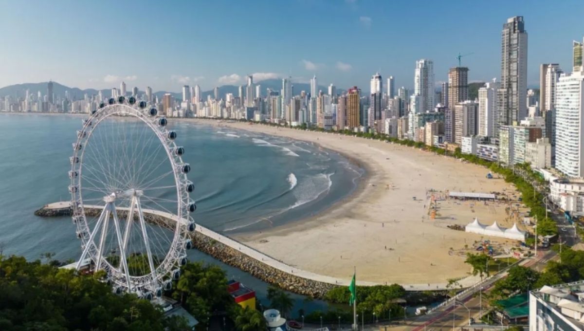 Construyen un muro subterráneo en la playa más famosa de Brasil para contener el mar
