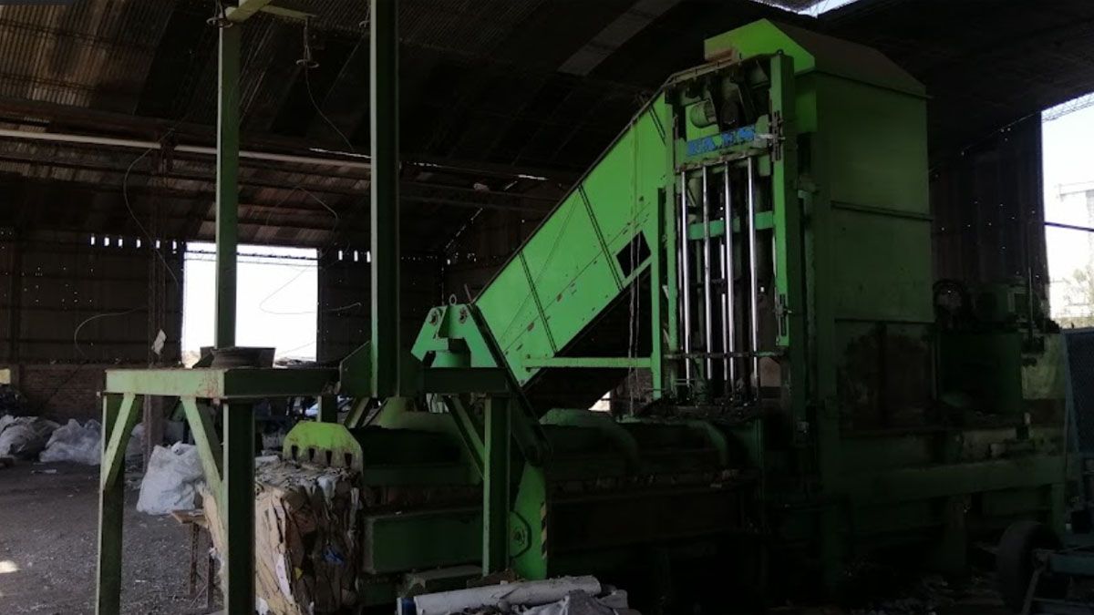 Junto a la víctima había otros tres operarios, quienes detuvieron la marcha de la máquina en el momento del accidente, pero el hombre ya había muerto.