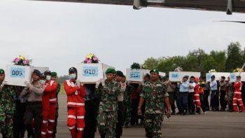 Mientras se hallaron dos objetos en el mar, se supo que el avión de AirAsia no estaba autorizado para volar