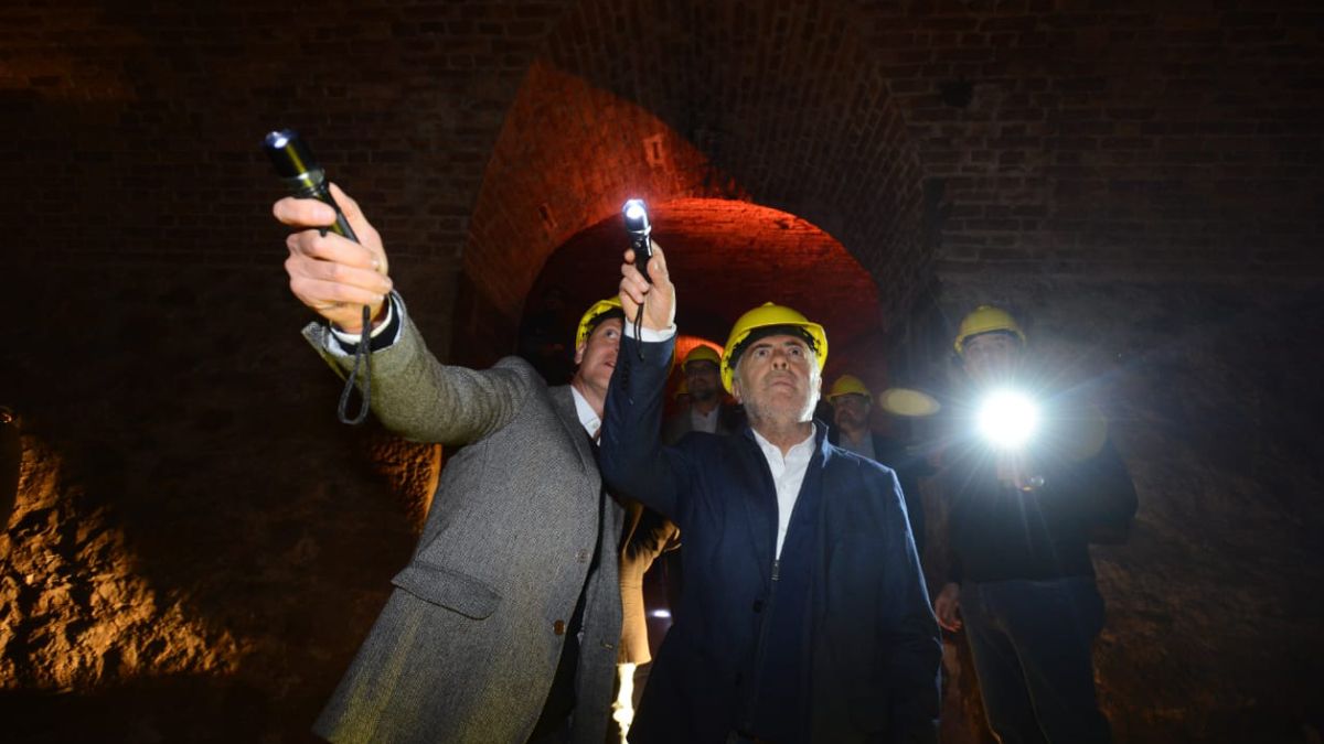 Diego Costarelli y Alfredo Cornejo visitaron las cavas subterráneas de este emblemático lugar. Diego Costarelli y Alfredo Cornejo visitaron las cavas subterráneas de este emblemático lugar.