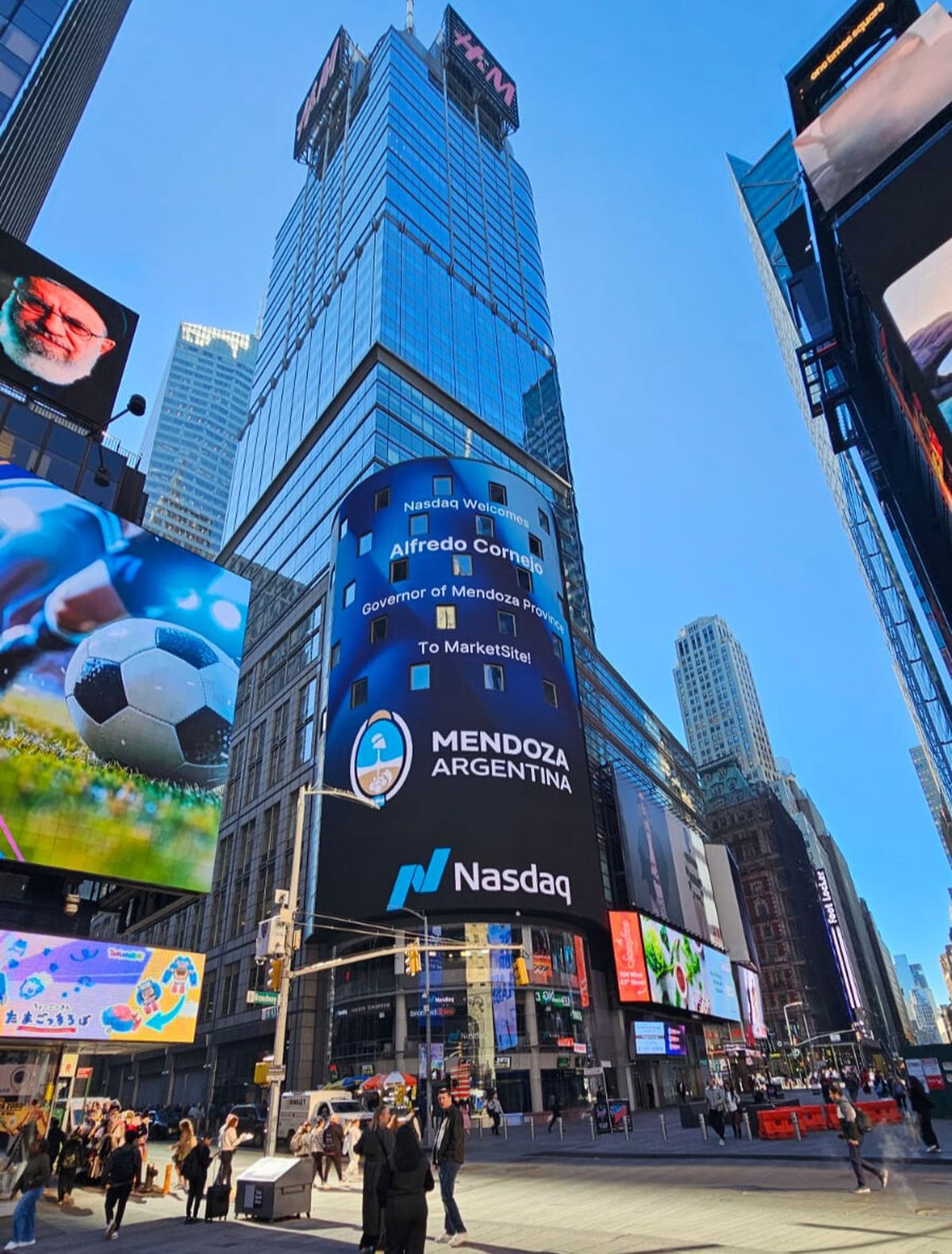 La bienvenida a Cornejo en la icónica esquina de Times Square donde se encuentra el Nasdaq MarketSite. Foto: gentileza La bienvenida a Cornejo en la icónica esquina de Times Square donde se encuentra el Nasdaq MarketSite. Foto: gentileza