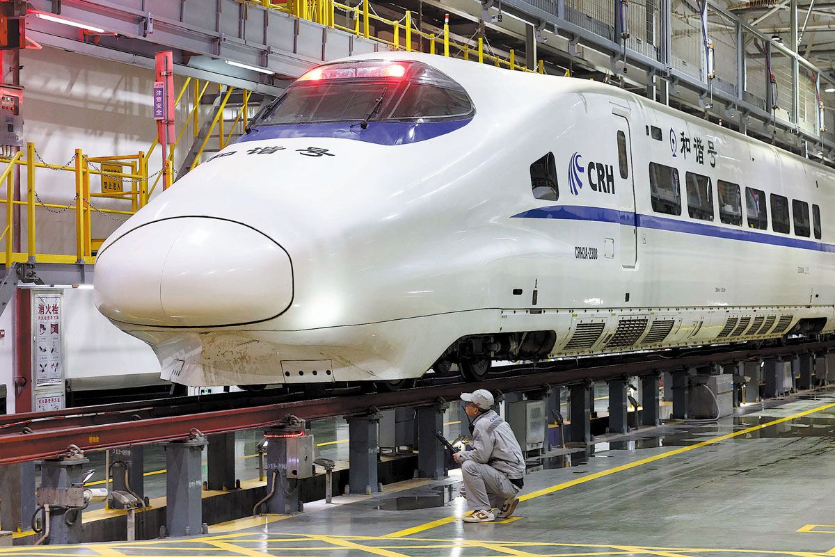 Un mecánico inspecciona un tren de alta velocidad en Taiyuan, provincia de Shanxi. ZHU XINGXIN / CHINA DAILY.