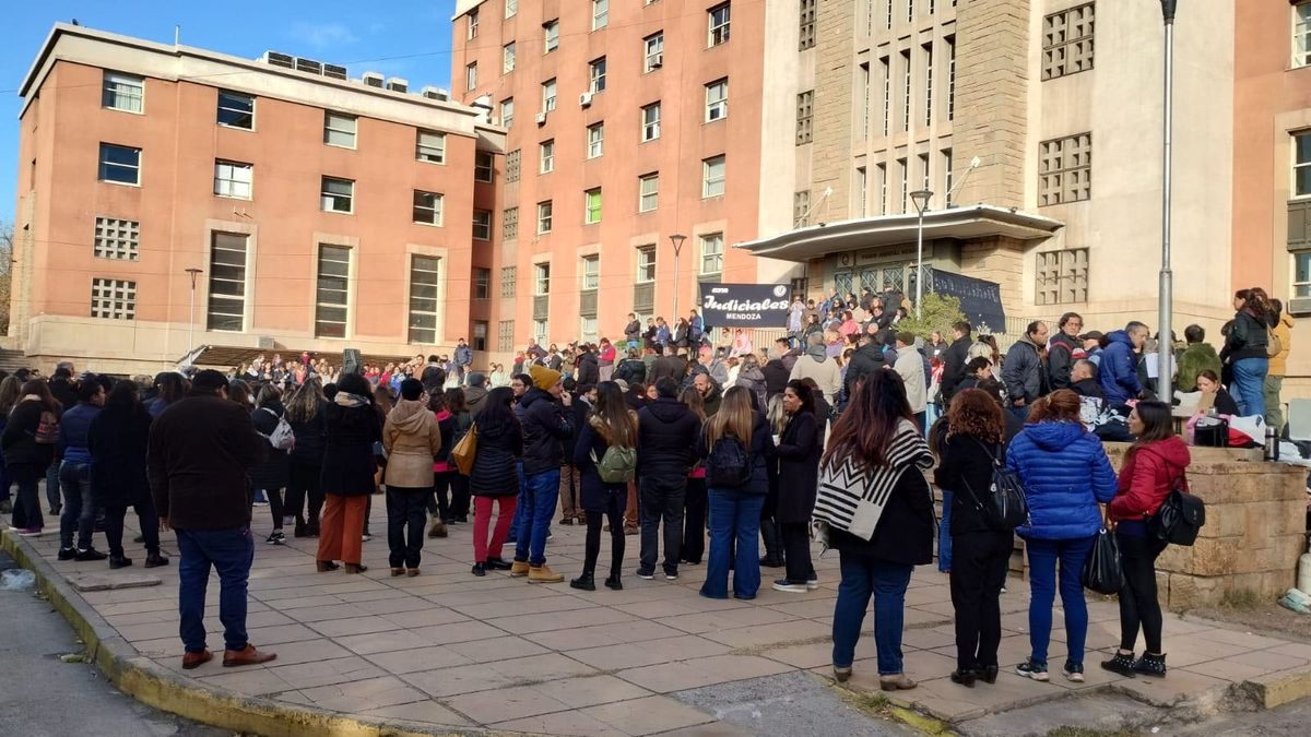 La protesta comenzó por calle España, pero luego los judiciales se trasladaron hacia calle Patricias Mendocinas y Virgen del Carmen. La protesta comenzó por calle España, pero luego los judiciales se trasladaron hacia calle Patricias Mendocinas y Virgen del Carmen.