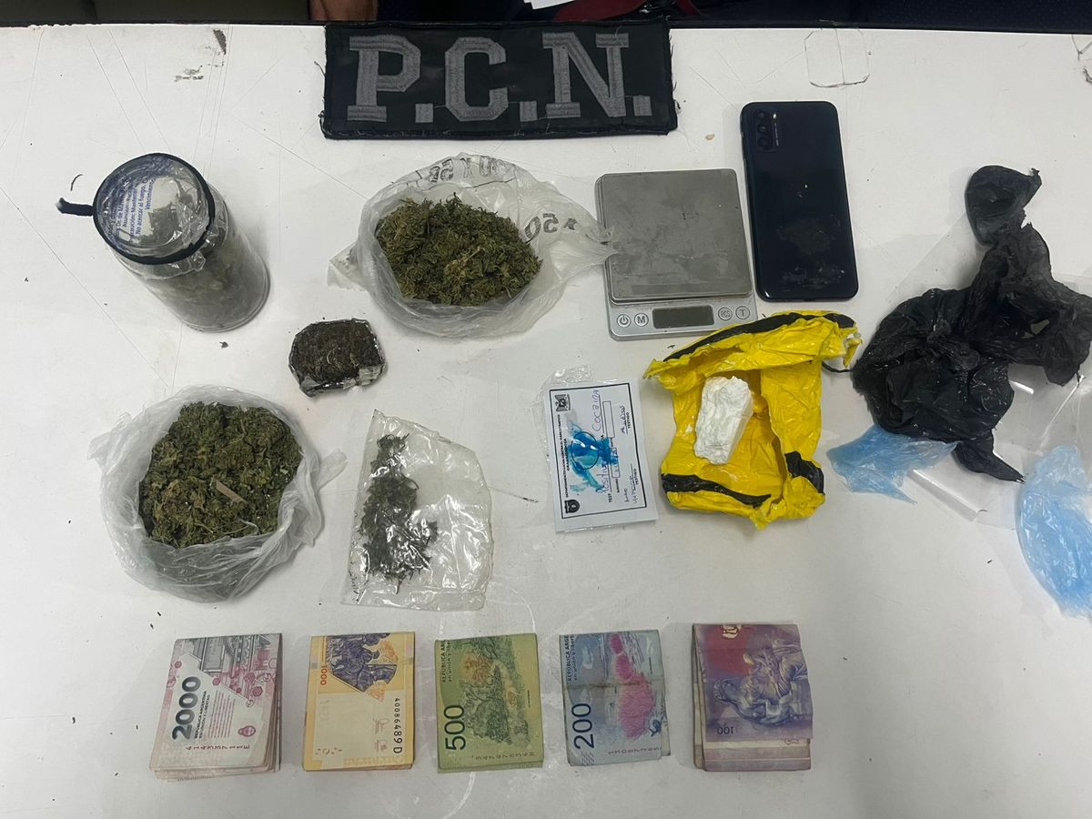 Droga y otros elementos secuestrados por la Policía Contra el Narcotráfico en Las Heras. Droga y otros elementos secuestrados por la Policía Contra el Narcotráfico en Las Heras.