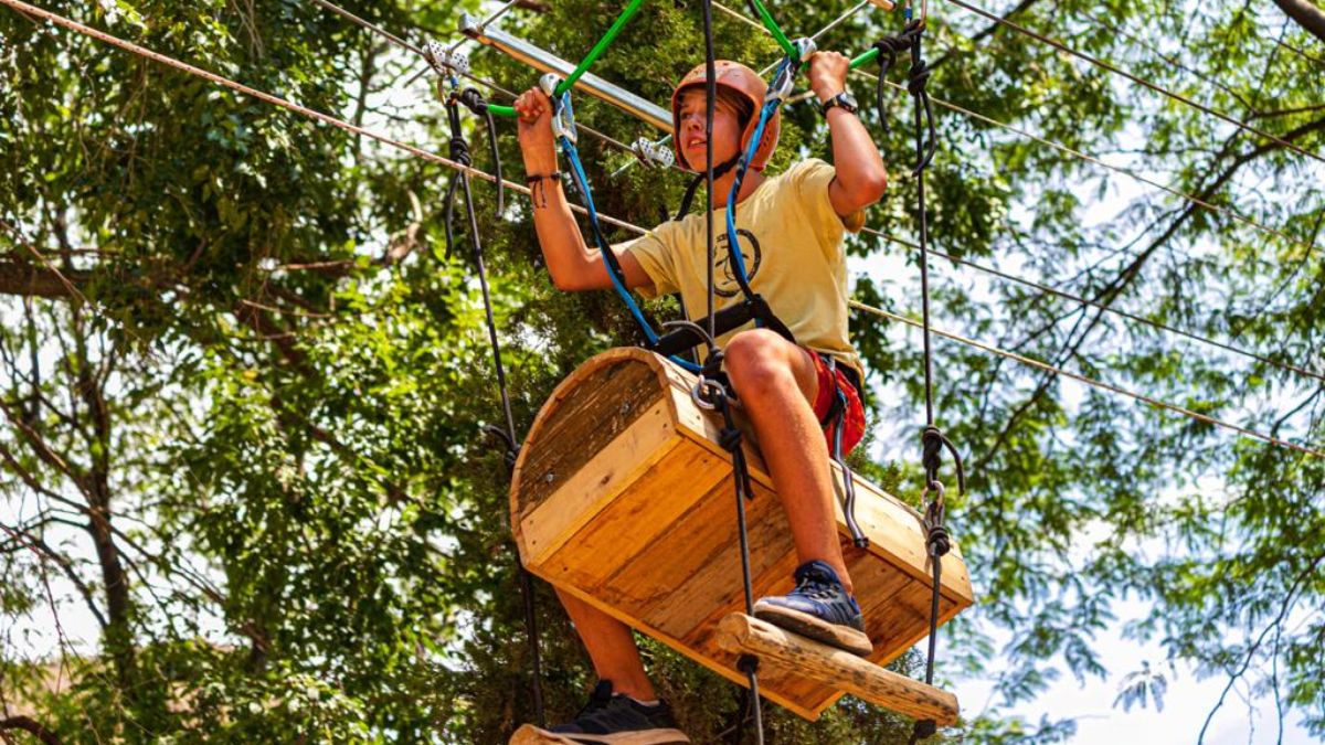 La zona de la precordillera lujanina ofrece propuestas para practicar arborismo, tanto en Cacheuta como en Potrerillos.