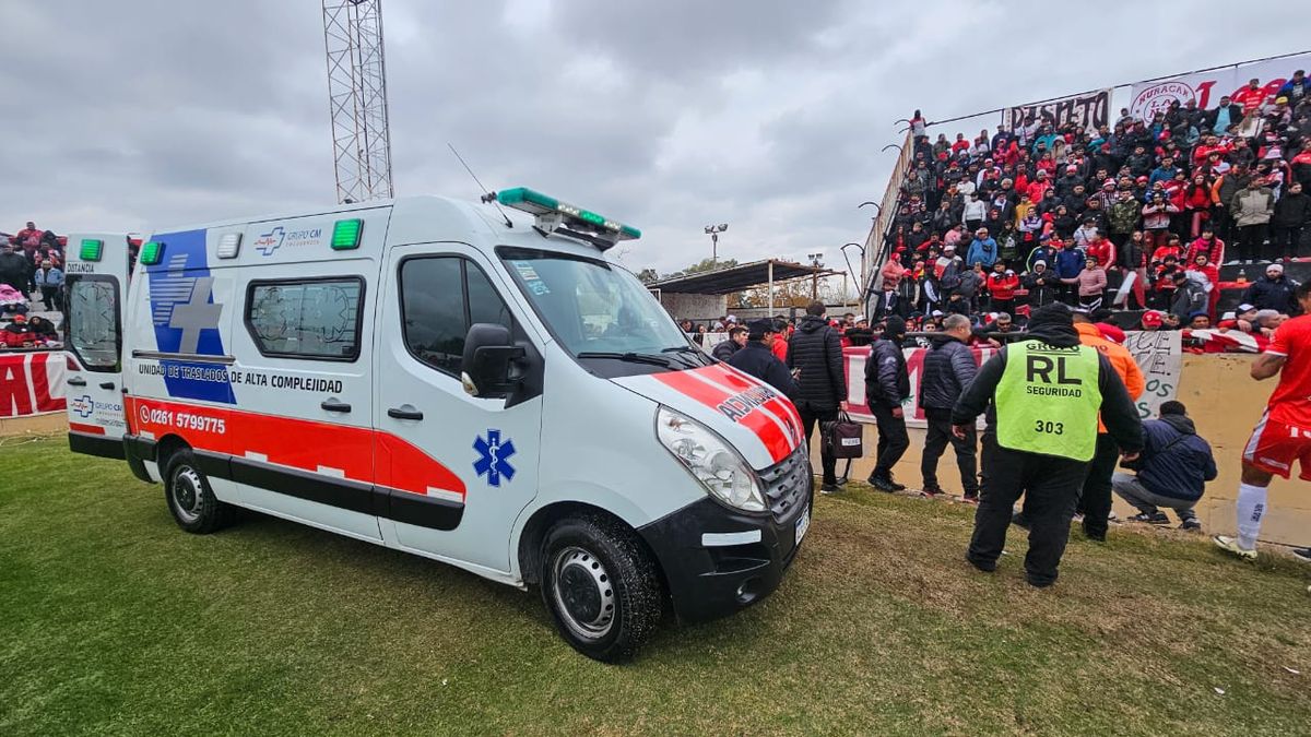 Un hincha del Globo se cayó a la fosa durante el partido Huracán Las Heras vs. Gutiérrez y tuvo que ser trasladado al hospital.