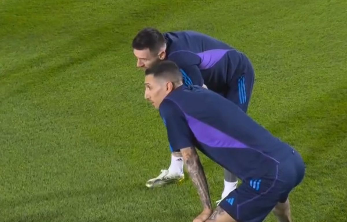 Ángel Di María y Lionel Messi charlan durante la práctica de la Selección argentina.