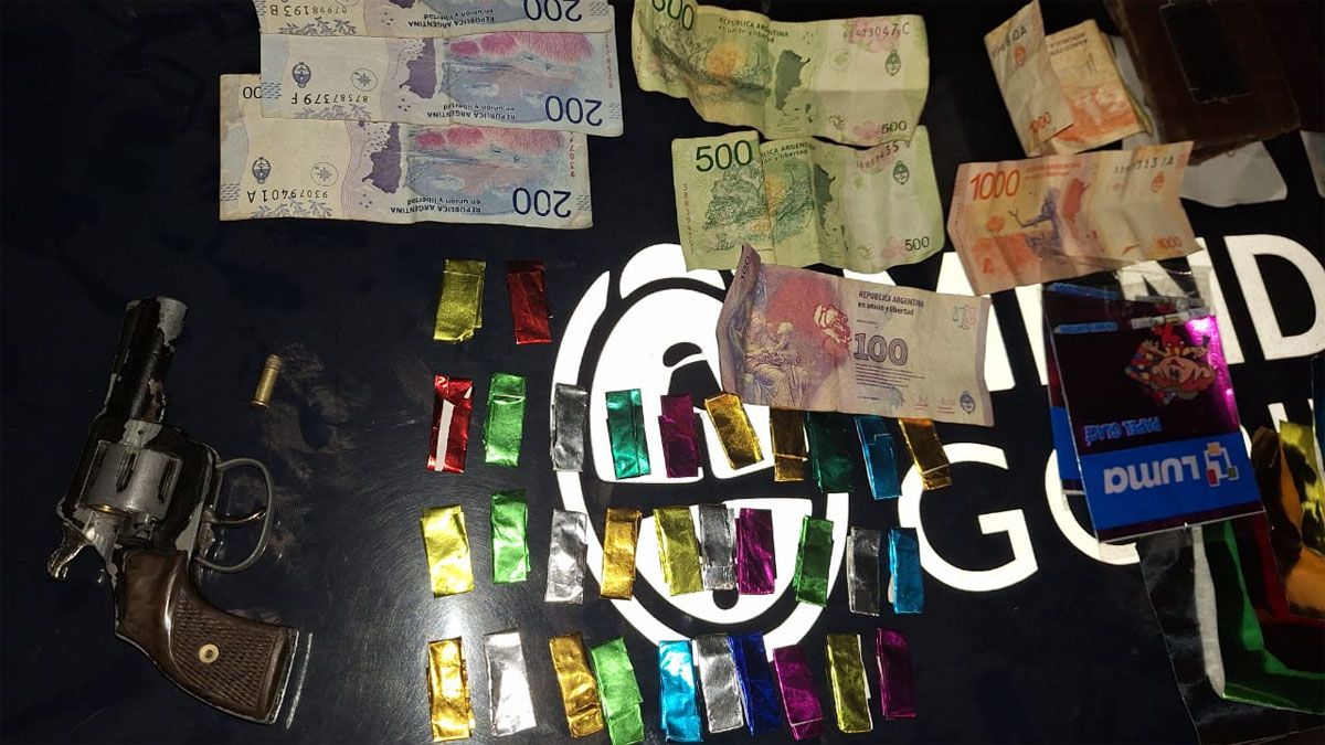 El arma de fuego y los envoltorios de papel glasé con cocaína secuestrados en Guaymallén. El arma de fuego y los envoltorios de papel glasé con cocaína secuestrados en Guaymallén.