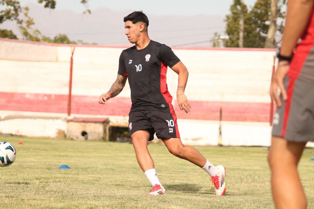Franco Juárez es otro de los refuerzos de Huracán Las Heras. El volante viene de jugar en Chacarita. Franco Juárez es otro de los refuerzos de Huracán Las Heras. El volante viene de jugar en Chacarita.