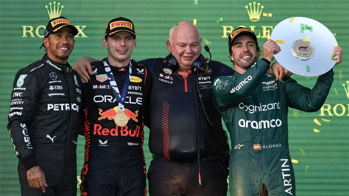 Lewis Hamilton, Marx Verstappen y Fernando Alonso, durante una premiación en la F1.