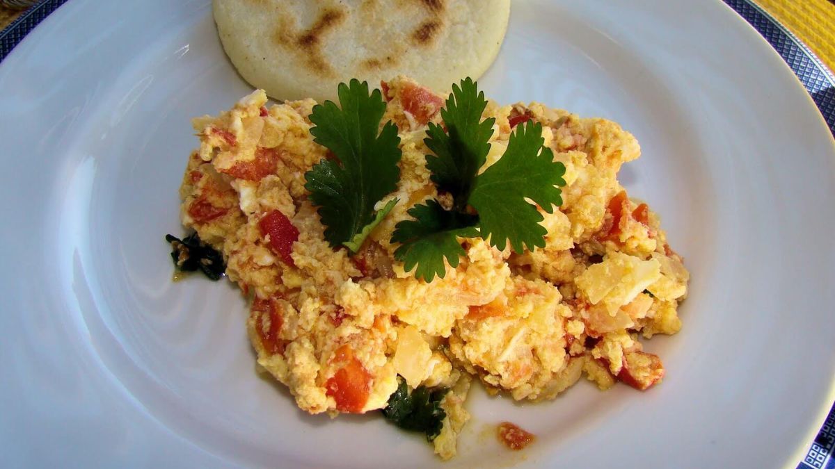 Los huevos pericos se preparan con solo 5 ingredientes. Los huevos pericos se preparan con solo 5 ingredientes.