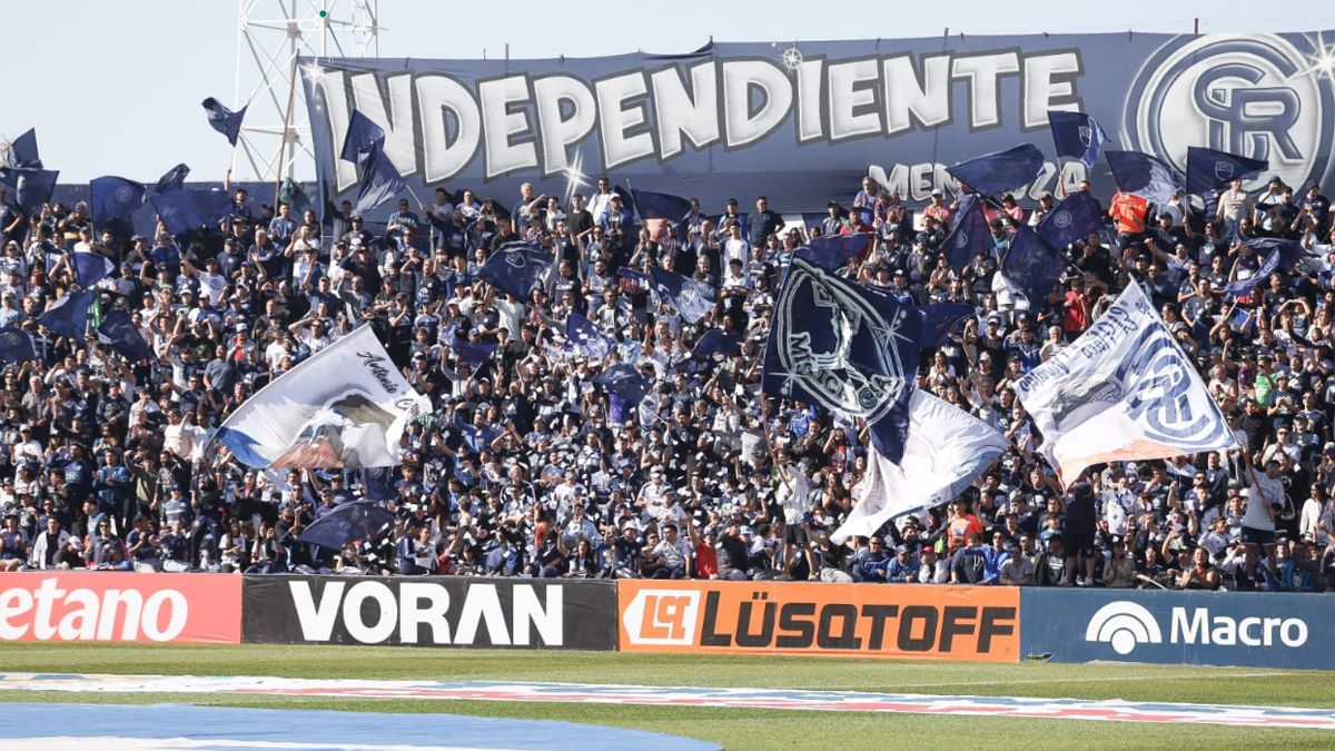 La tribuna Este estuvo colmada de hinchas (Cristian Lozano)